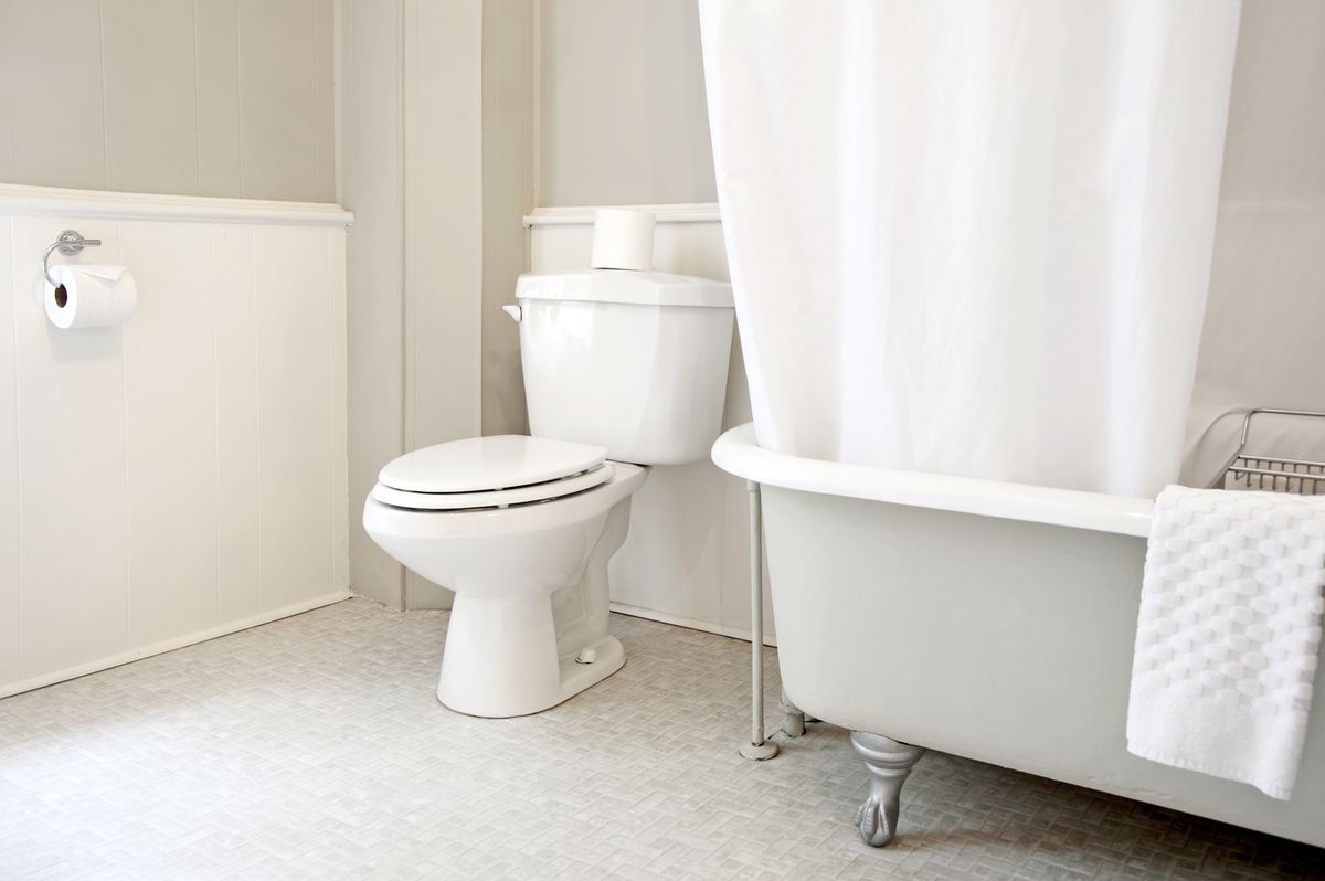bela notranjost kopalnice s kadjo s kremplji