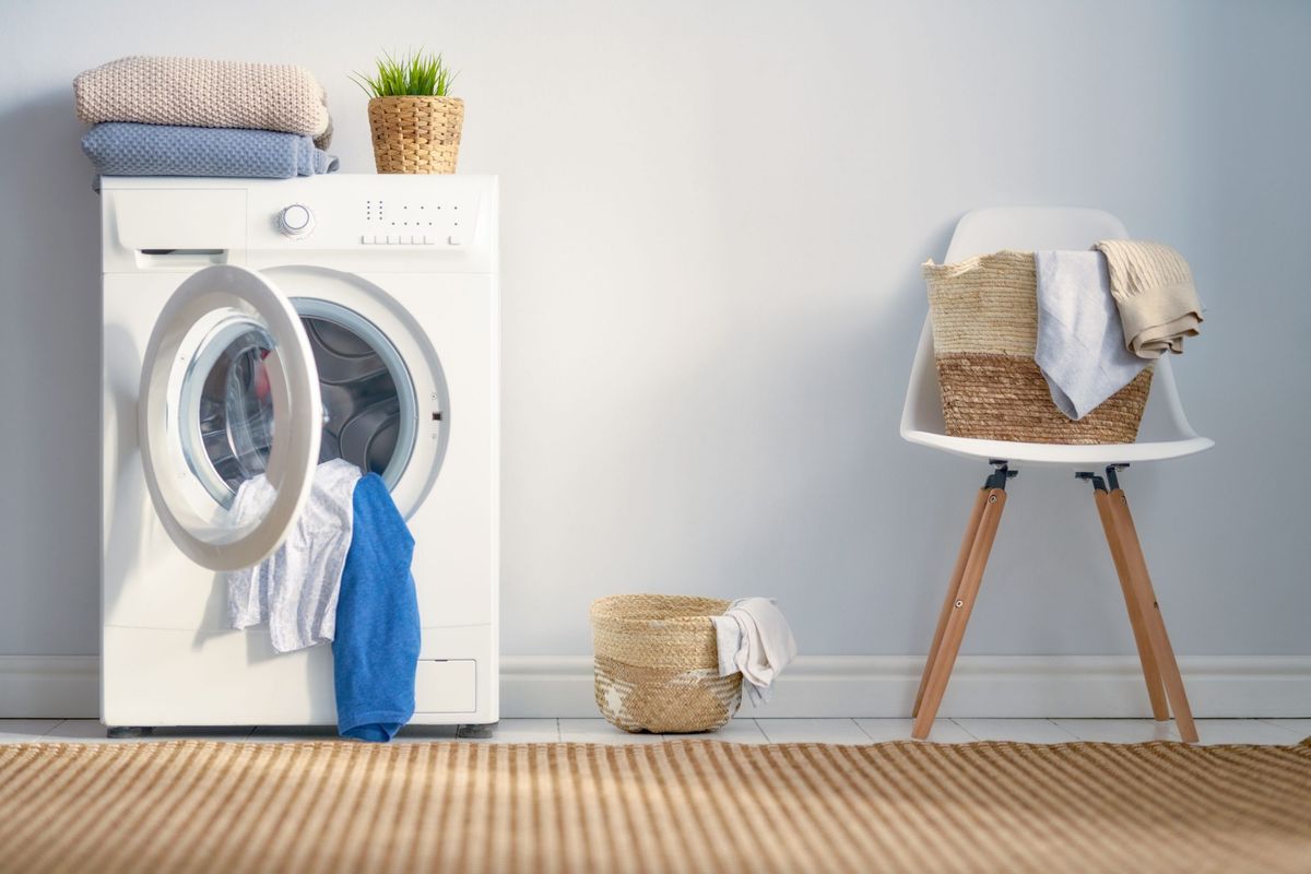 offene Waschmaschine mit Kleidung