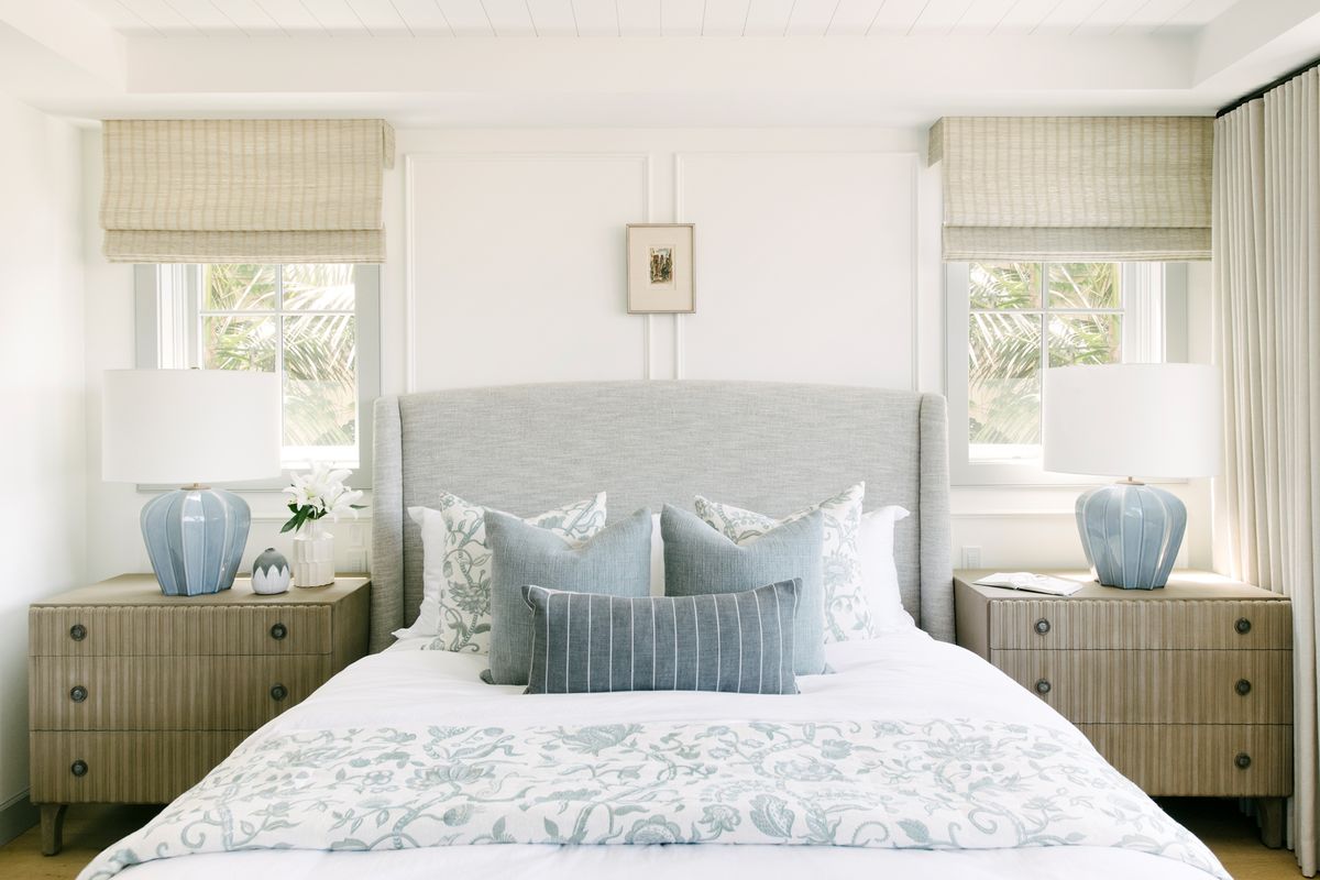 suur magamistuba sinise-halli ja valge mustriga voodipesu kahekordse öökapi ja lambikomplektidega