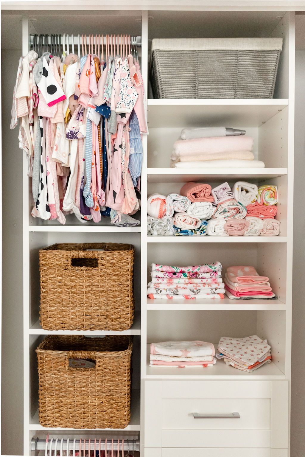 armari organitzat per a roba de nadó