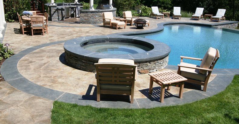 Oblikovanje dvorišč: Kuhinja na prostem prinaša ambient v bazen in spa Rhode Islanda