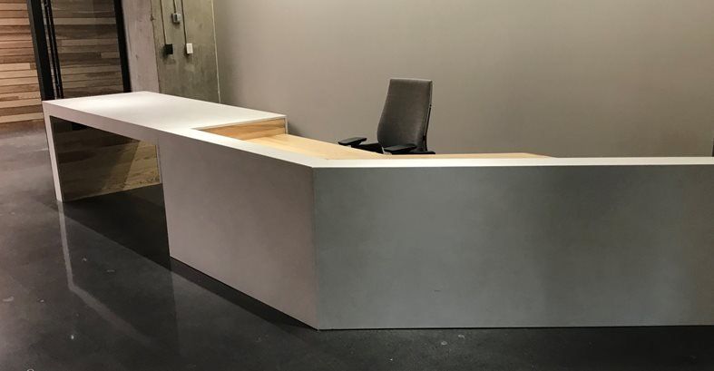 Betonska miza, pisarniška recepcija Betonsko pohištvo Livingstone Concrete Studios Lincoln, RI