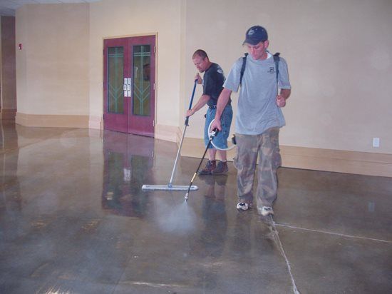 광택 콘크리트 바닥 청소 방법 + 유지 관리 팁