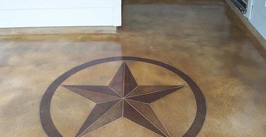 Stjerne, farvet, brun, stencilsted KDA Custom Floor Co. Katy, TX