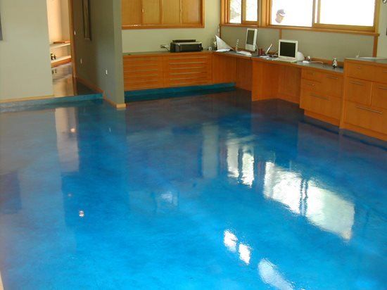 カリフォルニアの請負業者によって染色されたコンクリートの床がオーシャンブルーを捉える