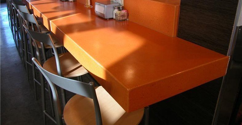 Betonske radne površine u narančastoj boji u restoranu Crave