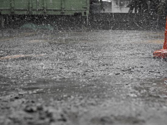 Dež na svežem betonskem mestu Shutterstock