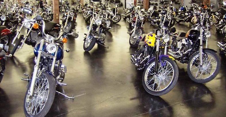 Showroom de motocicletes, sòl de formigó, tapa de color Concrete Coatings, Inc. Sherman, TX