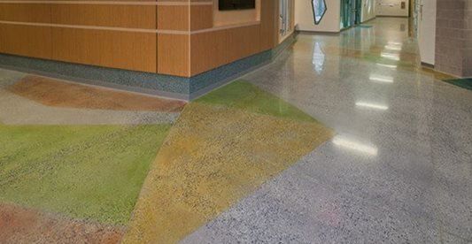 Barvni, polirani betonski tla K & J Betonski poliranje Inc Knoxville, TN
