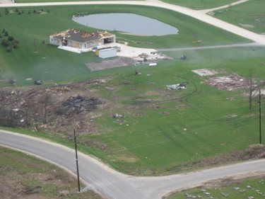 Konkretes Haus nach Tornado-Standort Fox blockiert Omaha, NE