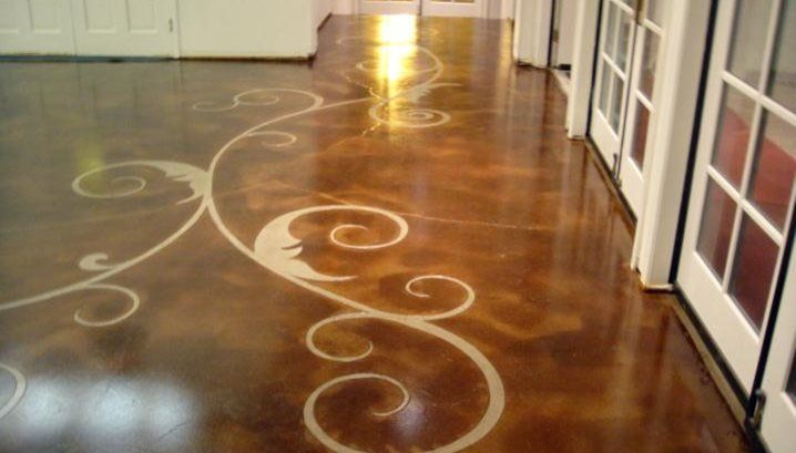 Nabahiran ang Concrete Floor na may isang Floral pattern