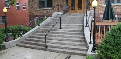 Sivo, betonsko, stopnišče Nekaj ​​drugačnega, matirano betonsko Indianapolis, IN