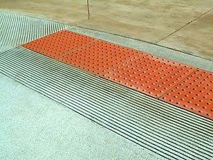 경량 콘크리트 잘린 돔은 공공 도로 교차로, 커브 경사로에 혁신적인 표면을 제공합니다.