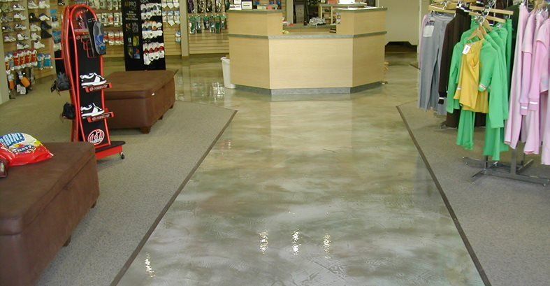 Poliertes Grau, Einzelhandelsboden Gewerbliche Fußböden California Concrete Designs Anaheim, CA.