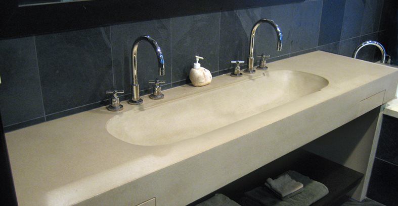 Tính linh hoạt của bê tông được trưng bày trong các yếu tố phòng tắm