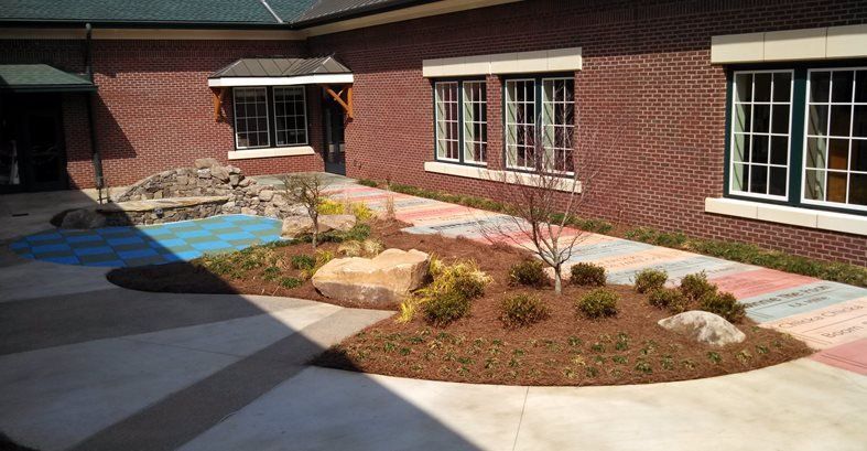 Mokyklos kiemas, serpantino šaligatvio vietos betonas, kurį sukūrė „Design LLC“ Šarpsburgas, GA