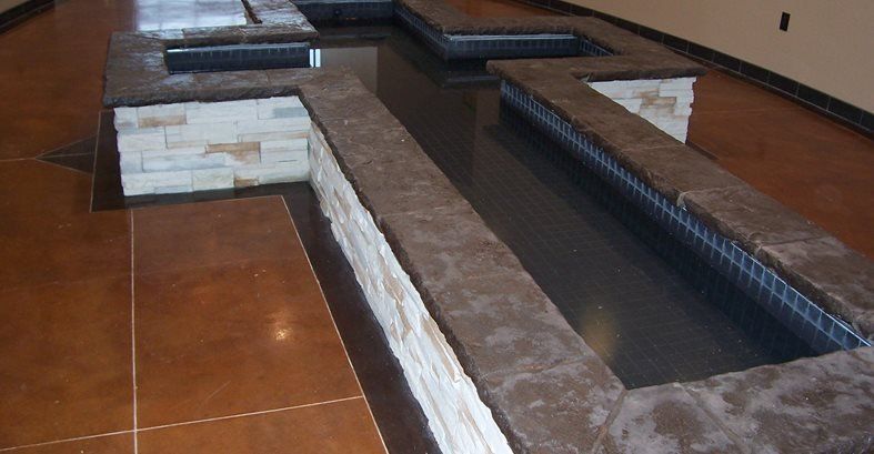 Kryžminio betono fontano betoninės grindys Tvirtos uolienos betono paslaugos Gravette, AR