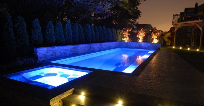 Betonpool mit LED-Beleuchtung