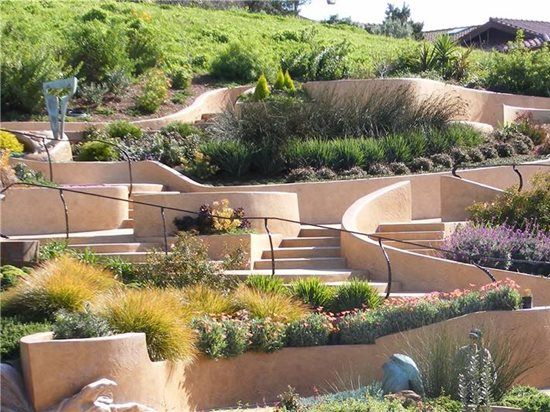 Caminos de concreto y paredes de concreto texturizado y hacen un jardín perfecto