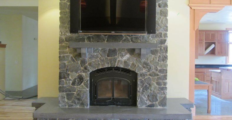 Pasadyang Concrete Hearth And Mantle Fireplace Mga Palibutan ng Alchemy Construction Inc Arcata, CA