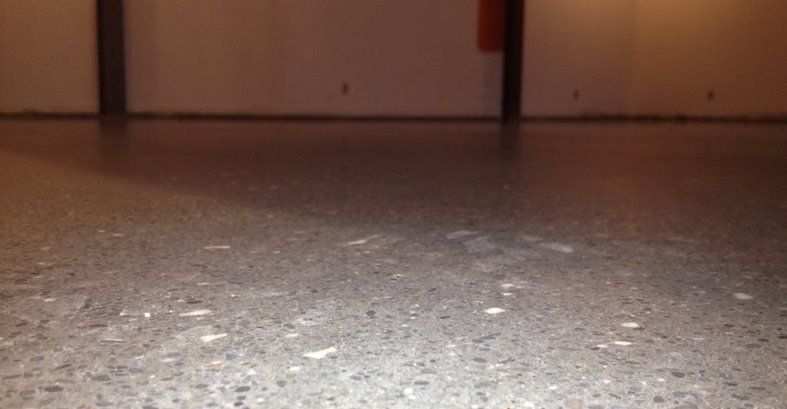 磨かれた床のクローズアップコンクリートのカウンタートップAlchemyConstruction Inc Arcata、CA