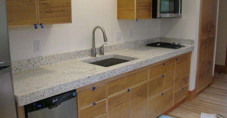 Bồn rửa bê tông cốt liệu tổng hợp bằng thủy tinh màu trắng, thủy tinh tái chế Alchemy Construction Inc Arcata, CA