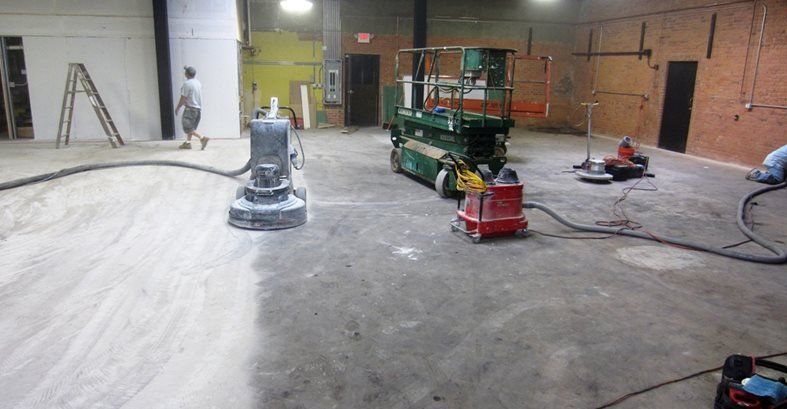 Paviršiaus paruošimas, betono šlifavimo aikštelė „Custom Concrete Solutions, LLC“, West Hartford, CT