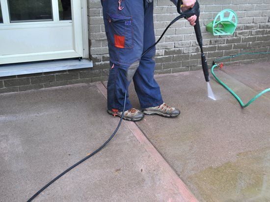 Limpieza de patio, limpieza de concreto, sitio de lavado a presión Shutterstock