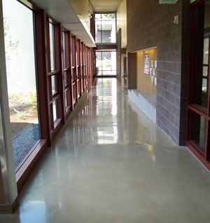 Pelēks, skolas pulēta betona retroplāta sistēma Provo, UT