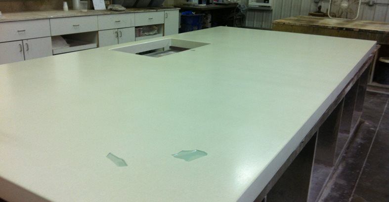 Valkoinen betonisaari, valupöydän betonitasot Hard Topix Jenison, MI