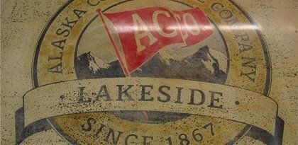 アラスカ州チャギアックのサイトコンクリート研磨と芸術的染色