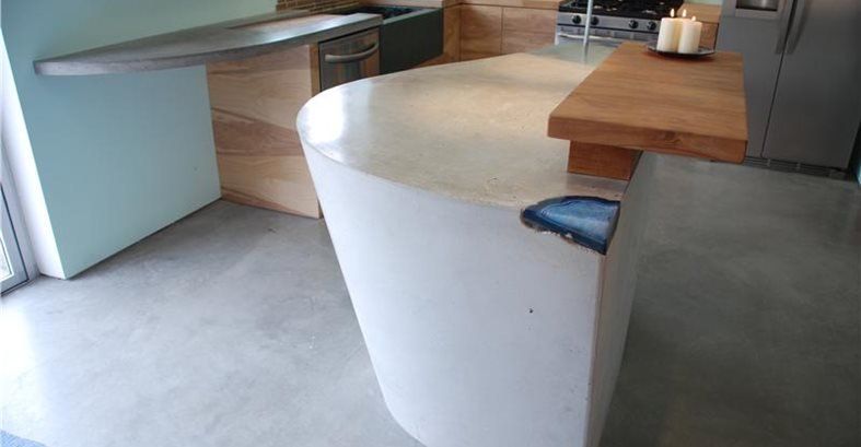 Gaiši pelēks, mūsdienīgs skaitītājs, mūsdienu virtuves iekšzemes betona countertops DC Custom Concrete San Diego, CA