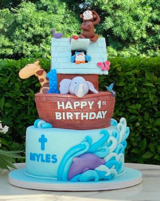 Miranda Kerr의 아들 Myles가 첫 번째 생일 케이크를 보여줍니다.