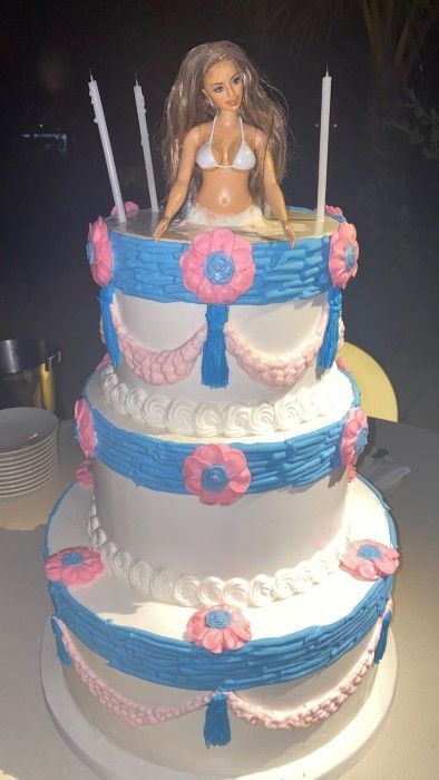 Kim Kardashian의 맞춤형 40 주년 생일 케이크는 비현실적입니다.