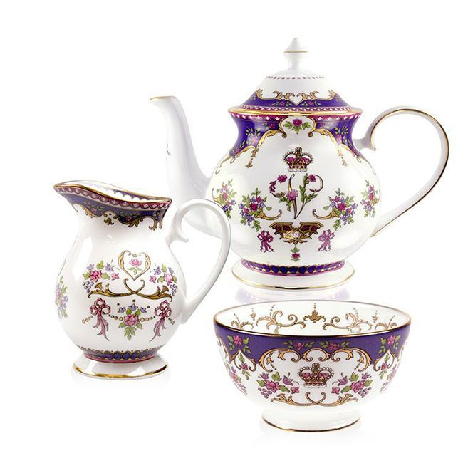 Dzeriet tēju kā karalisku: Bekingemas pils veikals pārdod tējas komplektu Queen Victoria