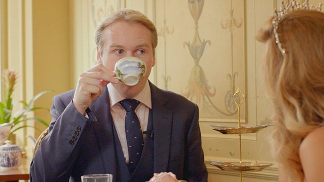 Miss-Holland-Butler-Episode-Butler-drikker te