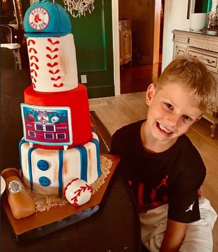 Džesikas Simpsones dēla Aces episkā beisbola dzimšanas dienas torte ir svētki acīm