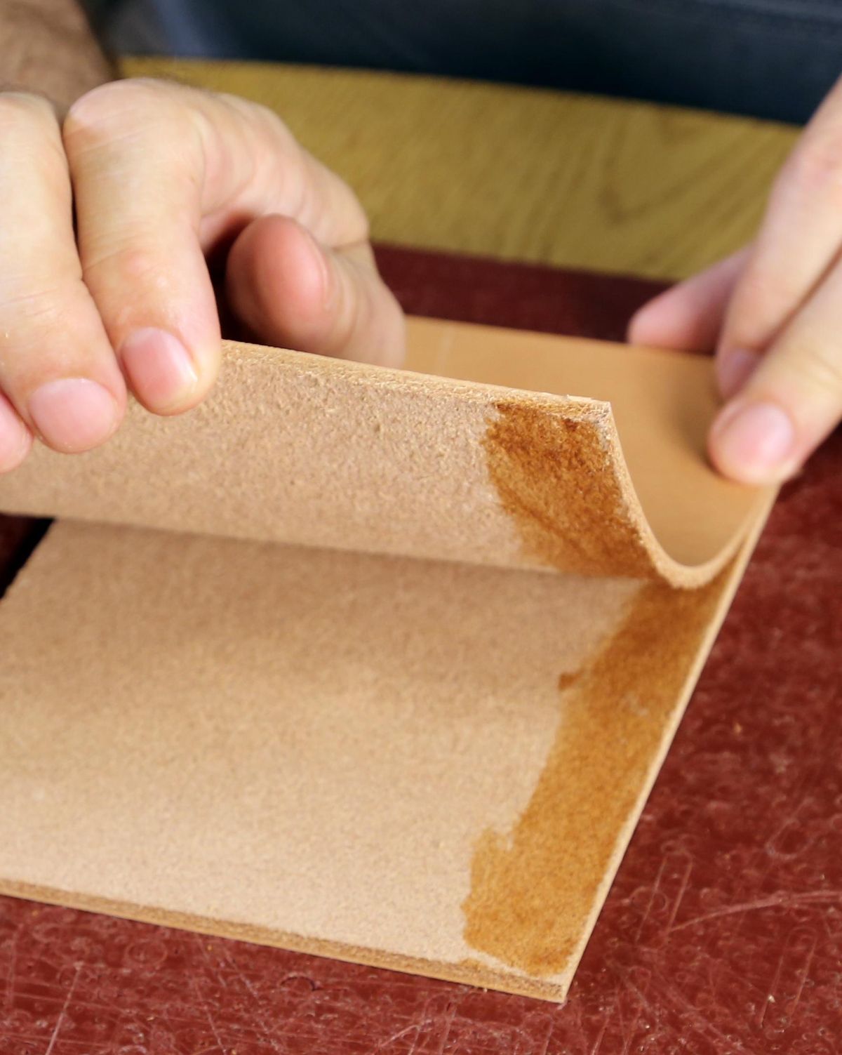 Utilitzeu ciment de goma per mantenir el cuir al seu lloc