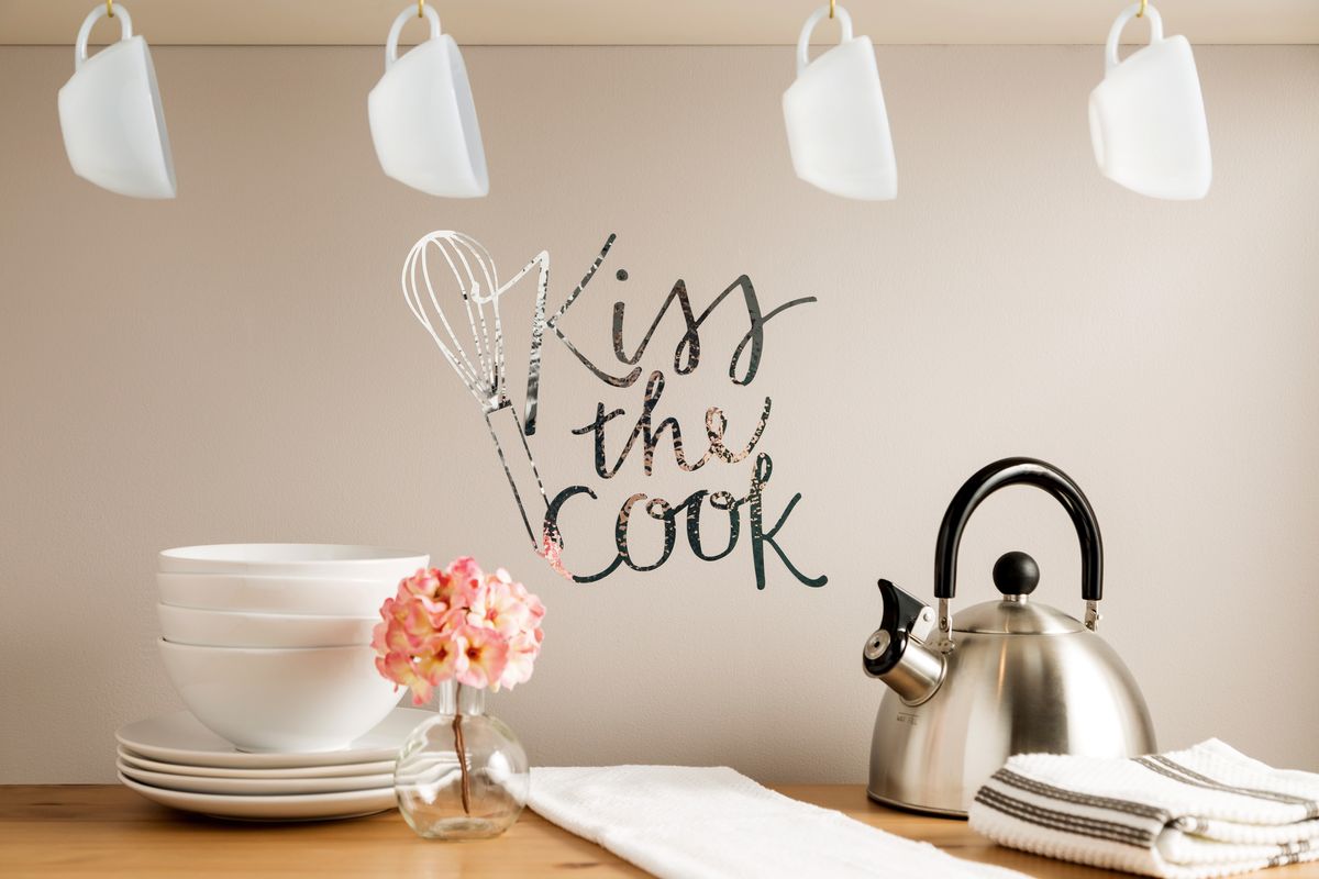 krikuta virtuves sienas uzlīme skūpsta pavāru