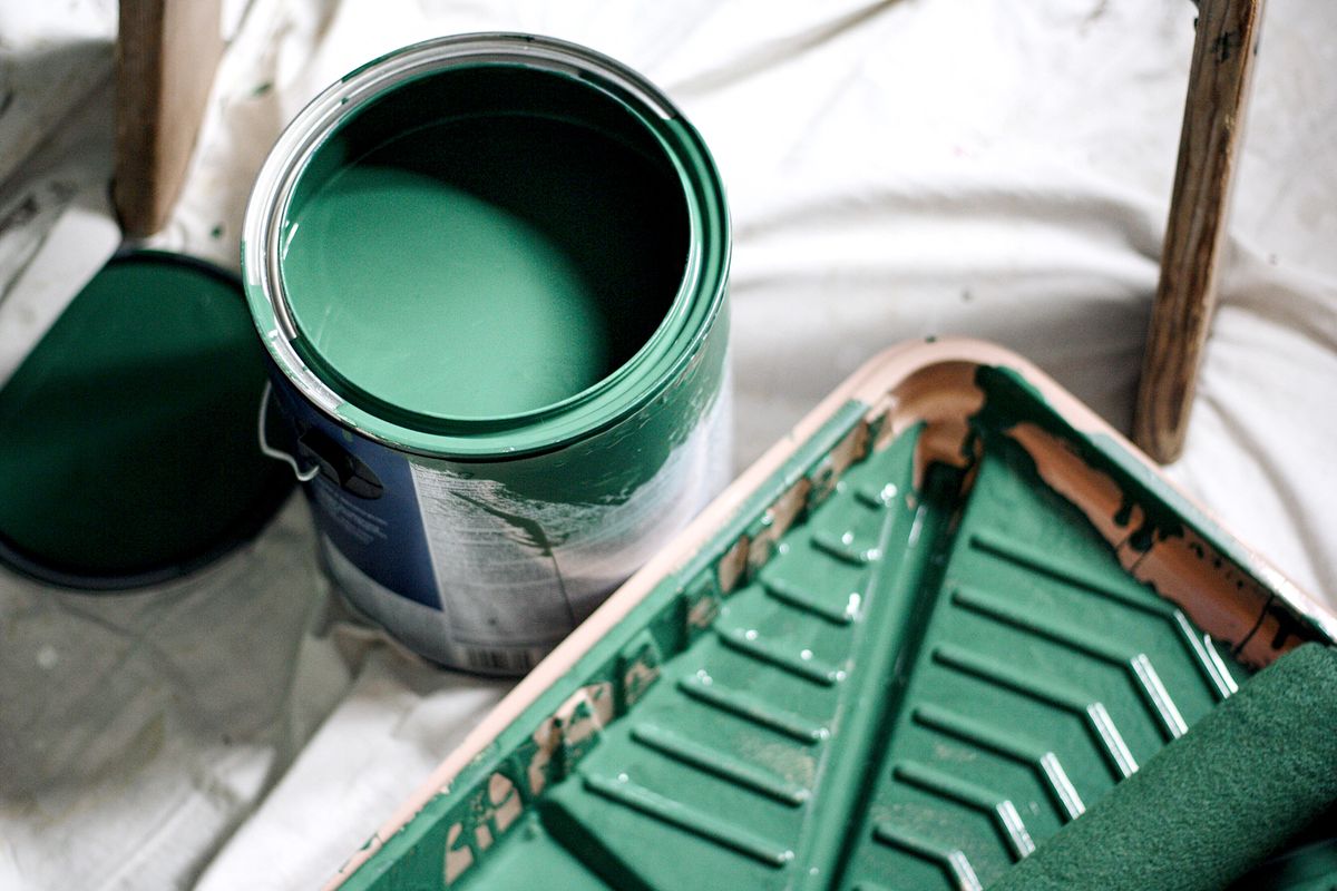 Llauna de pintura de color verd fosc amb subministraments de pintura