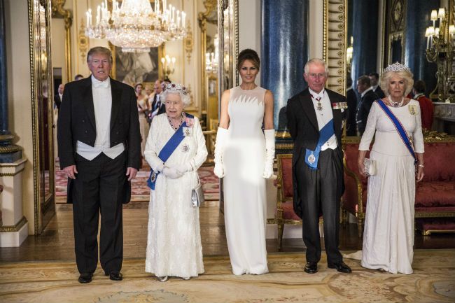 Melania, Ivanka in Tiffany Trump nosijo glamurozne obleke za kraljičin državni banket