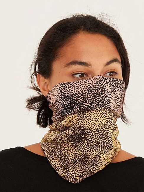 ghetre cu imprimeu leopard care acoperă fața
