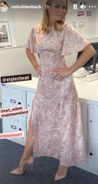 अमांडा होल्डन सबसे सुंदर गुलाबी कॉकटेल पोशाक में चकाचौंध करती हैं