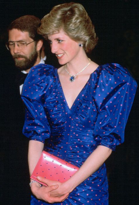 princesa Diana nosi ogrlico z uhani iz safirja