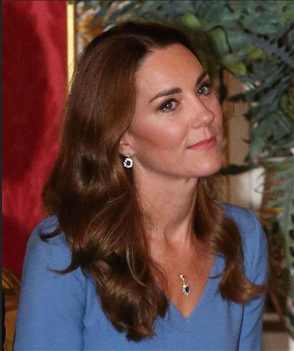 Kate Middleton nosi ogrlico z uhani iz safirja