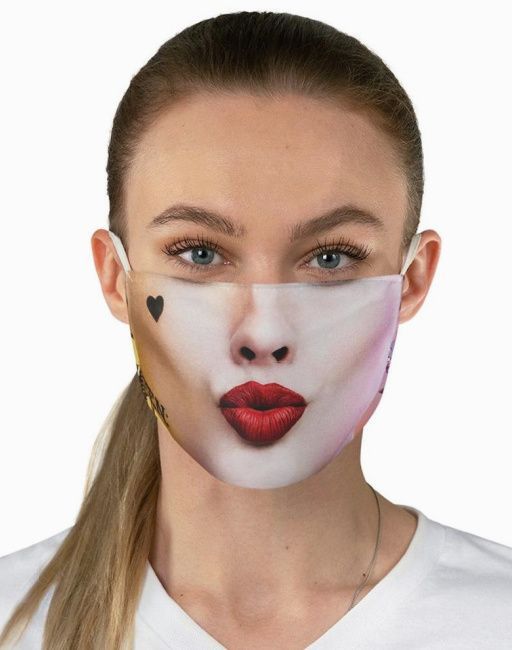 „Harley Quinn“ veido kaukė, padengianti Heloviną