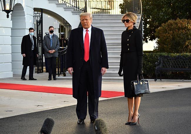 Melania Trump si ob izhodu iz Bele hiše nadene simbolično obleko - in oboževalci se odzovejo