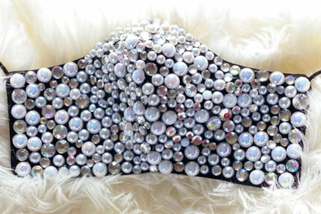 11 herrlich juwelenbesetzte Gesichtsmasken: Strasssteine, Perlen & Edelsteine ​​– oh mein Gott!