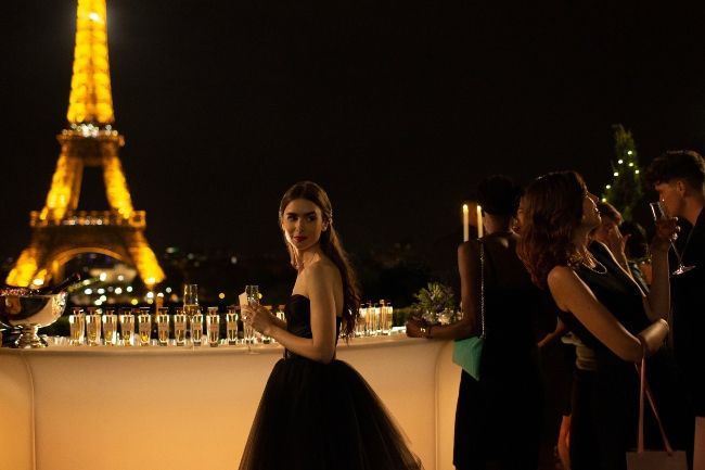 Η Emily στο αστέρι της Lily Collins στο Παρίσι έχει διάσημο μπαμπά - και οι θαυμαστές είναι σοκαρισμένοι!