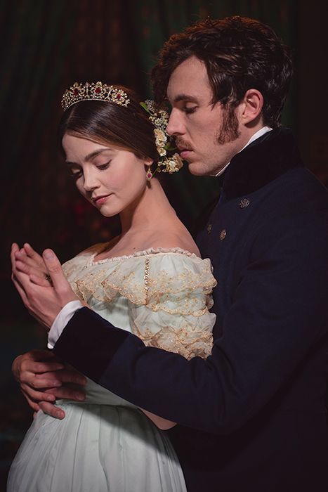Dženna Kolmens un Toms Hugens kā karaliene Viktorija un princis Alberts sērijā-divi